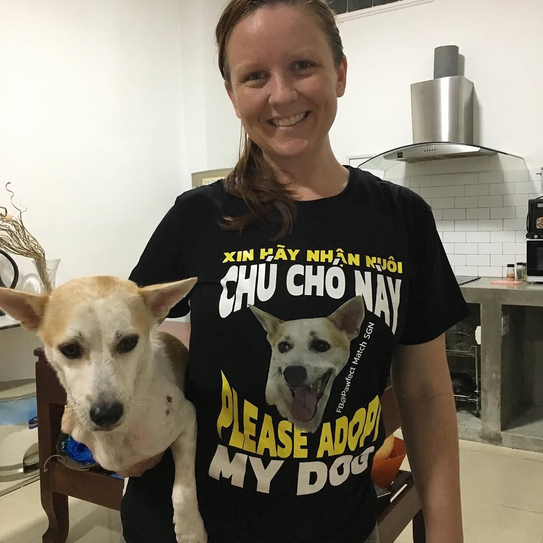 @ab_e_rode muốn mọi người biết và nhận nuôi chú chó của mình, nên gecko đã làm chiếc áo này cho bạn ấy! Nhi is looking f