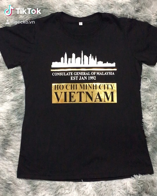 Hiệu ứng in nhũ vàng - golden metallic printing #tshirtprinting #customtshirt #inaotheoyeucau #aothuntuthietke #dongphuc